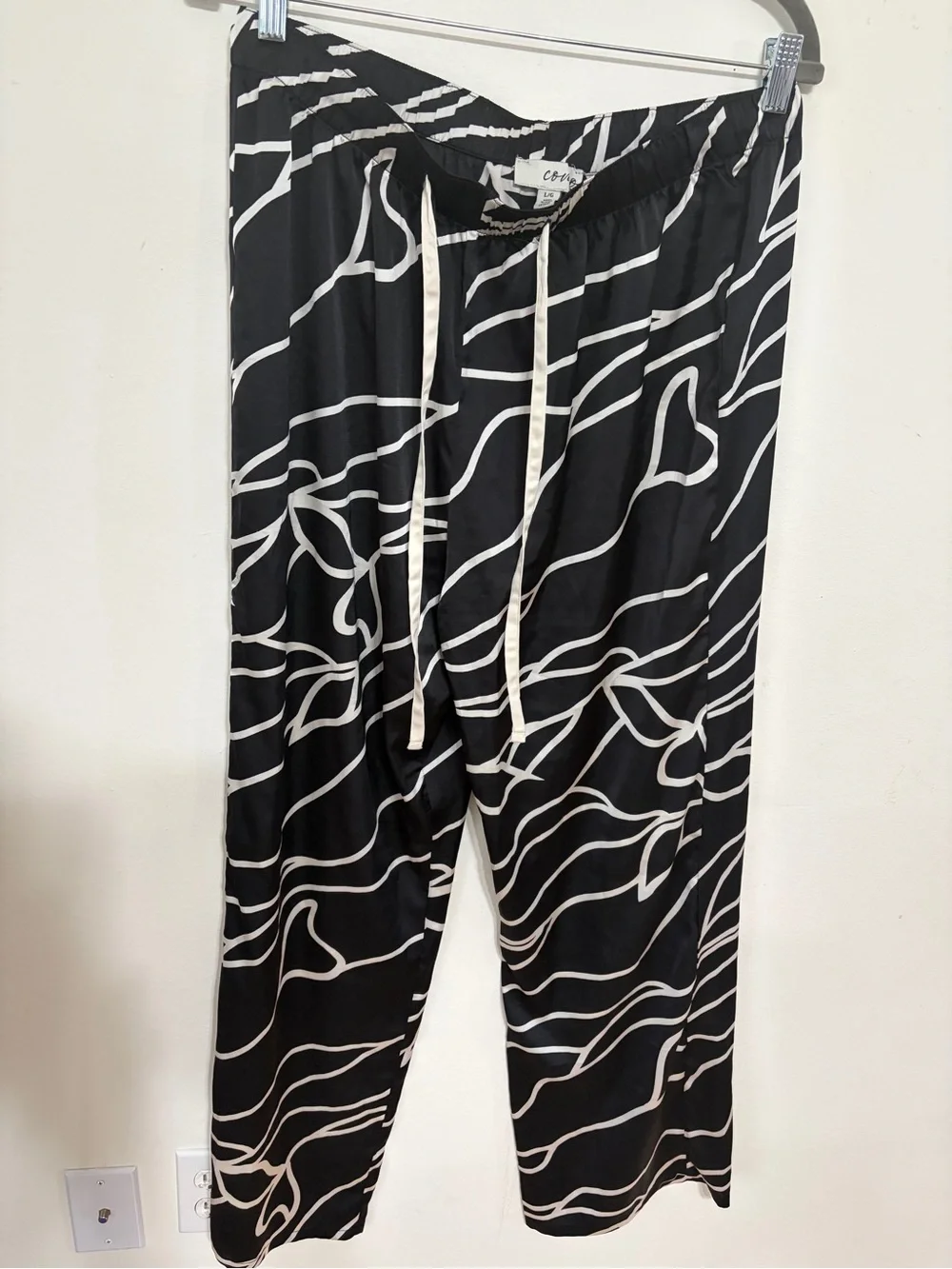 Black & White Printed Pajama Pants - Women